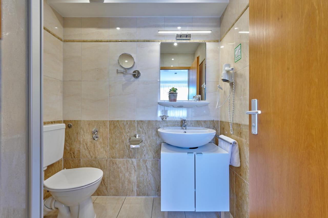 Hotel Restaurant Zum Goldenen Anker Mit Hallenbad & Wellnessbereich Windorf  Kültér fotó